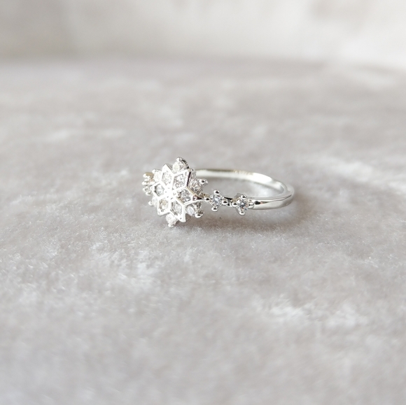 💋2 for $49 NEW DAINTY SILVER SNOWFLAKE RING - Picture 8 of 13